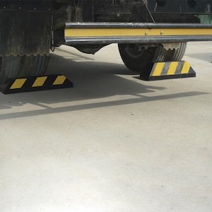 Tope Vehicular 55cm / Para Camion / Estacionamiento / Color Negro-Amarillo.